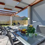 Sunny Villa *